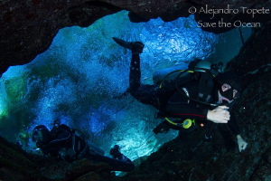 divers in the Hole by Alejandro Topete 